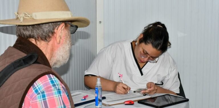 Vacunatorio en Corrientes con personal de salud aplicando dosis