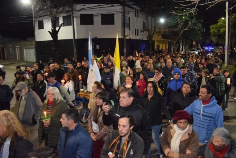 Procesión con antorchas en honor a San Juan Bautista en Corrientes