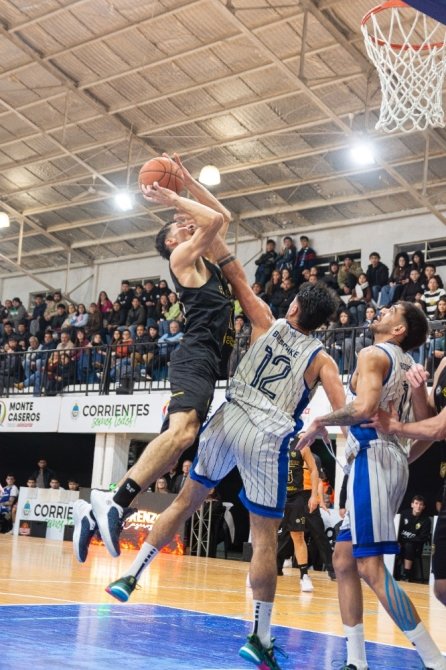 Partido de básquetbol entre San Lorenzo de Monte Caseros y Belgrano de Tucumán