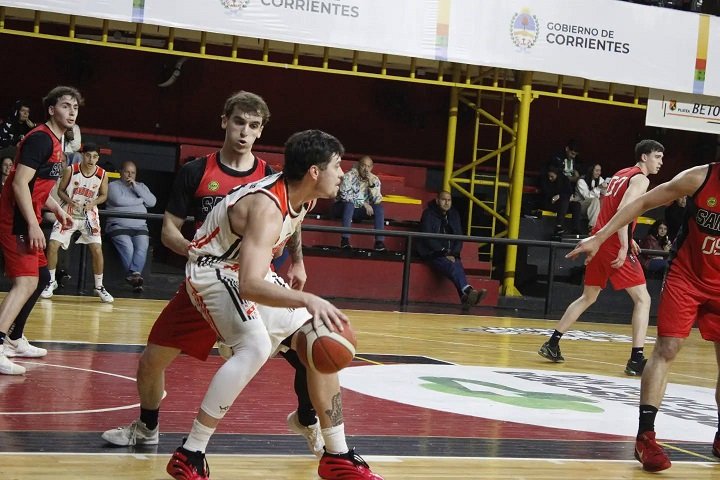 Partido de básquetbol en el estadio Mariano Andino Igarzabal de Corrientes