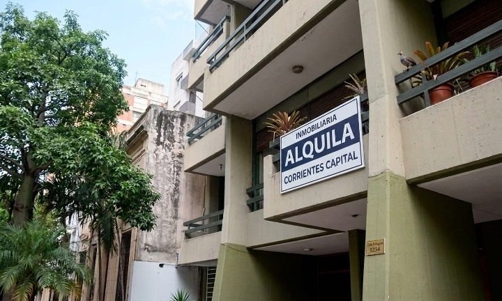 Cartel de alquiler en edificio de Corrientes
