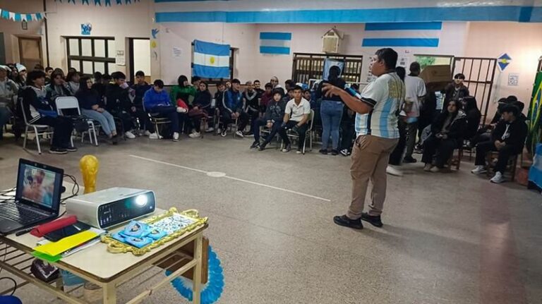 Estudiantes del Cespa Nº11 de Corrientes durante exposición sobre países del Mundial