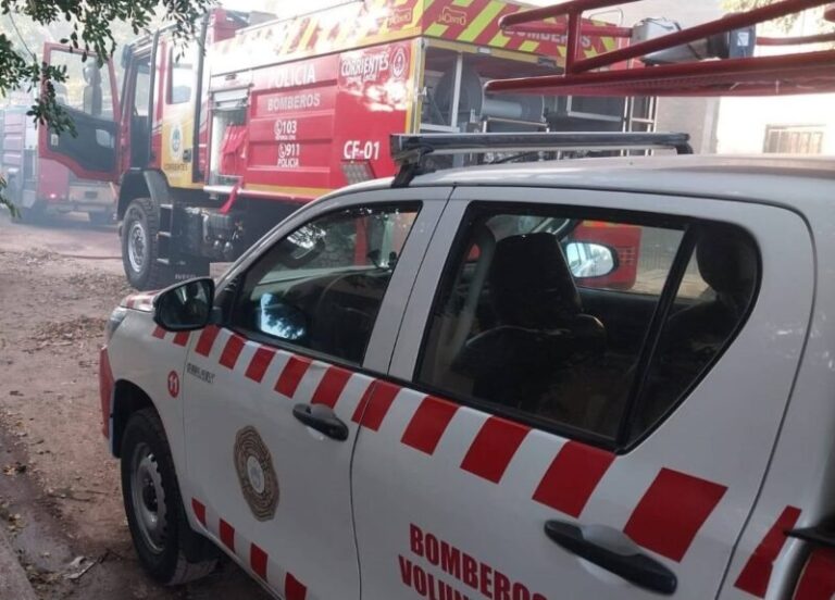 Bomberos trabajan en un incendio en una vivienda en Corrientes