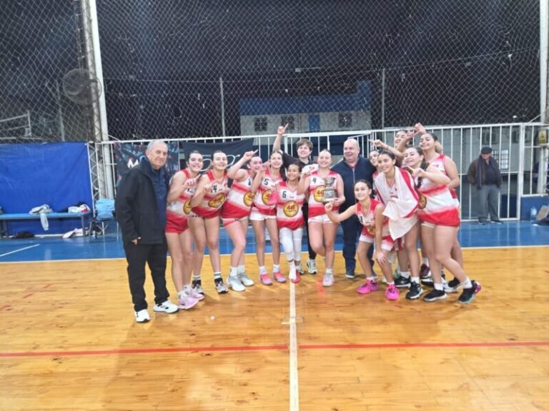 Jugadoras de Unión de Goya celebrando el título del Prefederal Femenino Cadetes