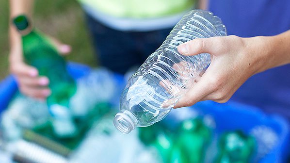 Estudiantes recolectando botellas de plástico PET en una escuela de Virasoro