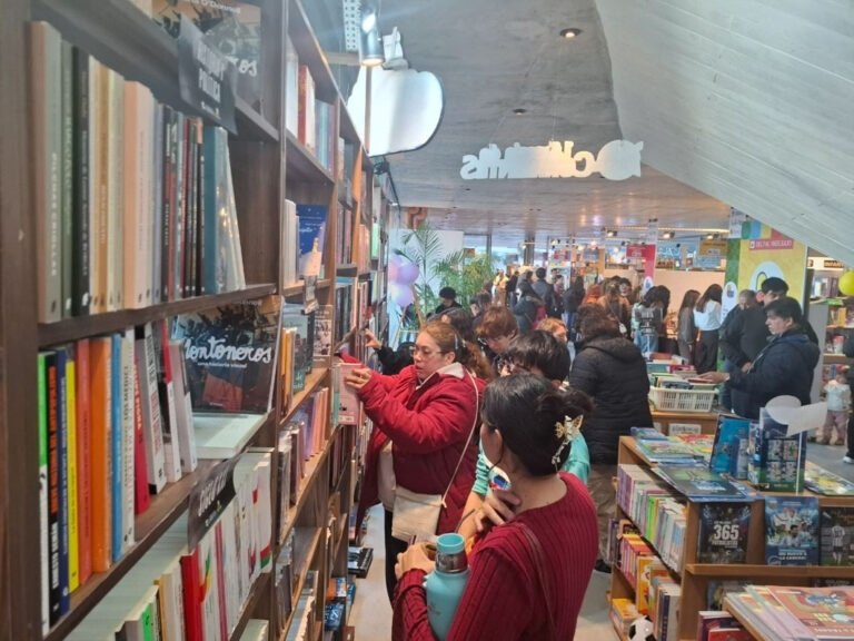 Visitantes recorren los stands de la 16ª Feria Provincial del Libro de Corrientes en el Edificio Tecnológico de La Unidad