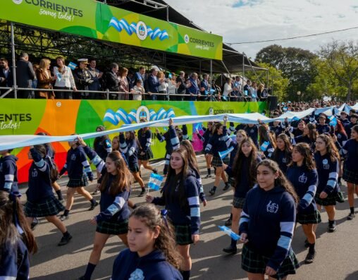 Izamiento del Pabellón Nacional en la Plaza 25 de Mayo de Corrientes durante los actos por el Día de la Independencia
