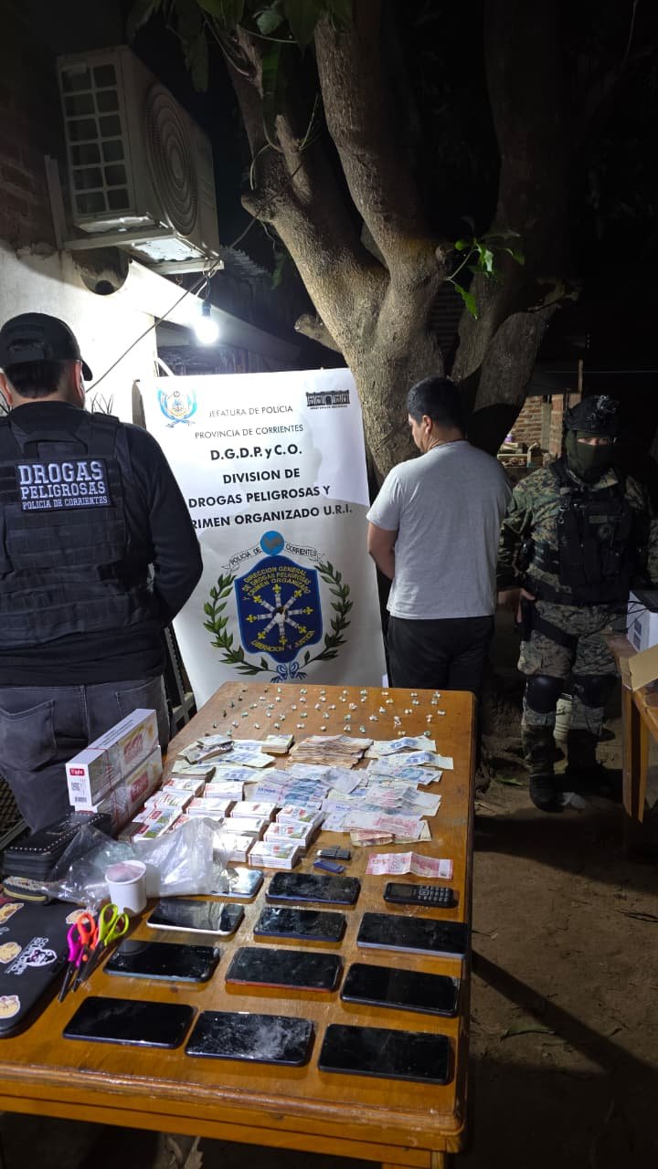 Efectivos policiales durante allanamiento en Ensenada Grande