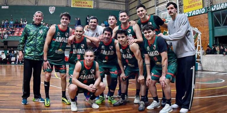 Jugadores de Amad celebrando el título del torneo Apertura de básquet goyano