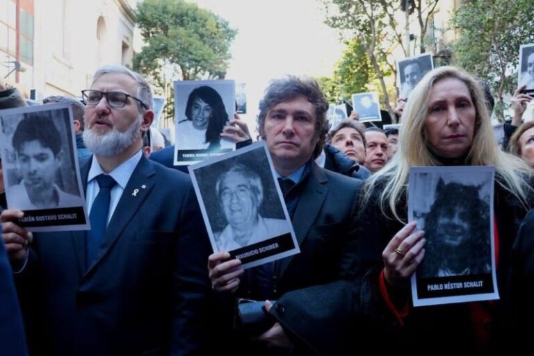 Acto conmemorativo por el 32° aniversario del atentado a la Amia en Pasteur 633