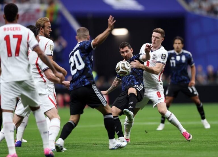 Jugadores de Argentina e Inglaterra durante el primer tiempo de la semifinal en el Estadio Atlanta