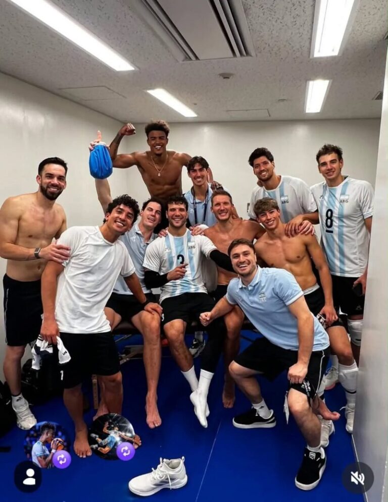 Jugadores de la Selección argentina de vóleibol celebrando tras vencer a Canadá en la VNL