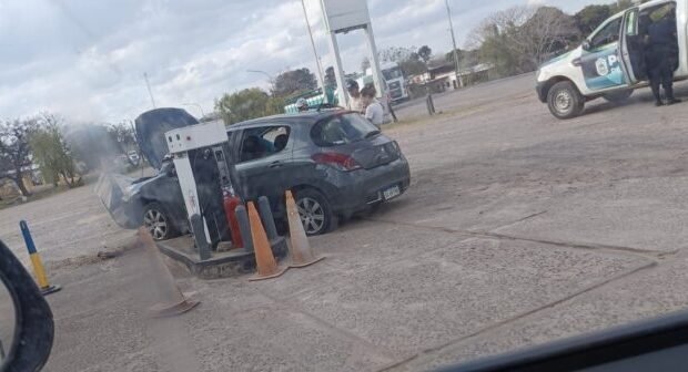 Vehículo incrustado en surtidor de estación de servicio en Empedrado, Corrientes