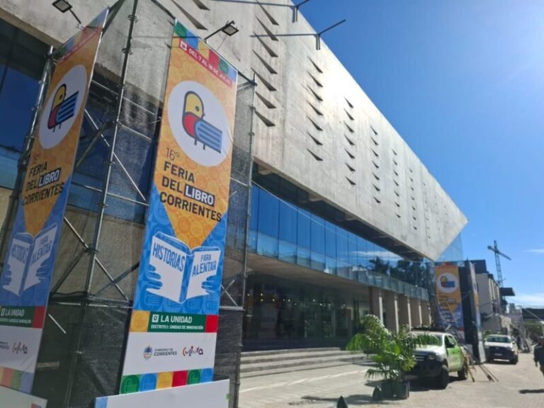 Stand del Banco de Corrientes en la Feria Provincial del Libro