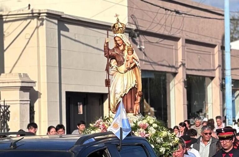 Procesión de la Virgen del Carmen en Bella Vista durante la fiesta patronal