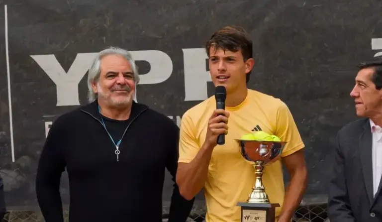 Carlos María Zárate sosteniendo el trofeo del M15 de Jujuy