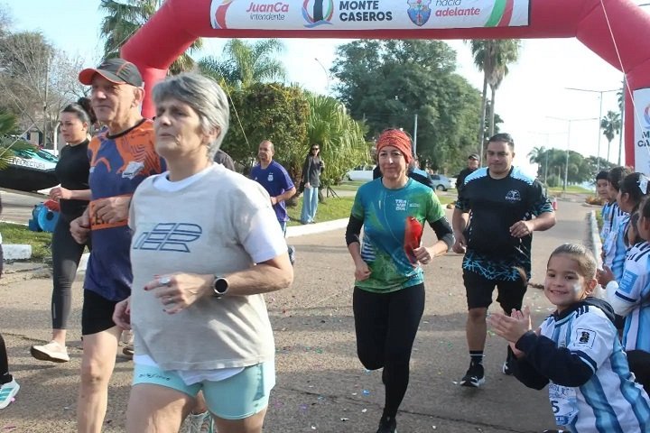 Corredores en la Carrera Solidaria 7K en Monte Caseros