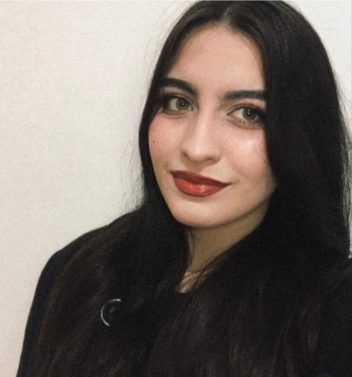 Chiara Figuerero Moulin con su libro Poesía rosada para días azules