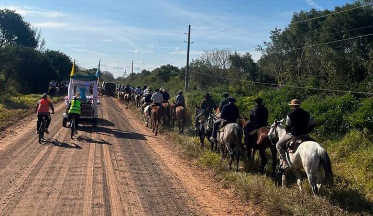 Peregrinos caminando hacia la Basílica de Nuestra Señora de Itatí en la 126ª Peregrinación
