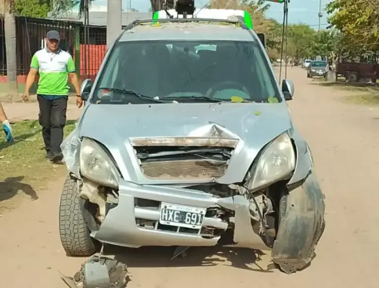 Camioneta Chery Tiggo incrustada en vivienda en barrio Santa Teresita, Corrientes