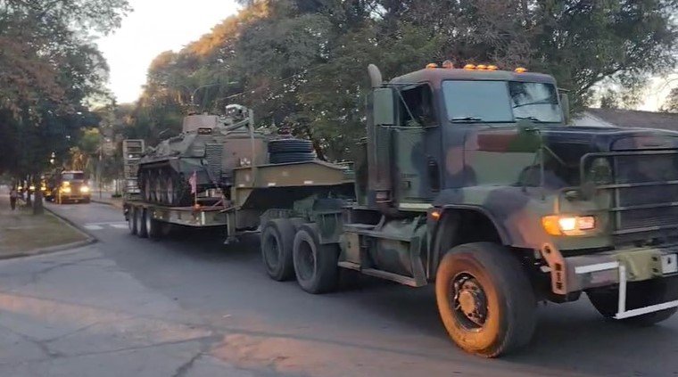 Convoy militar con tanques y camiones en Curuzú Cuatiá