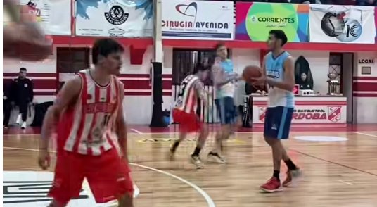 Partido de básquet entre Regatas Corrientes y Córdoba