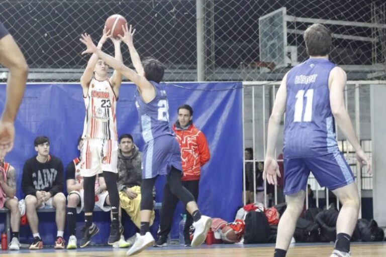Partido de básquet entre Córdoba y Regatas Corrientes por la final de la Copa Palacio