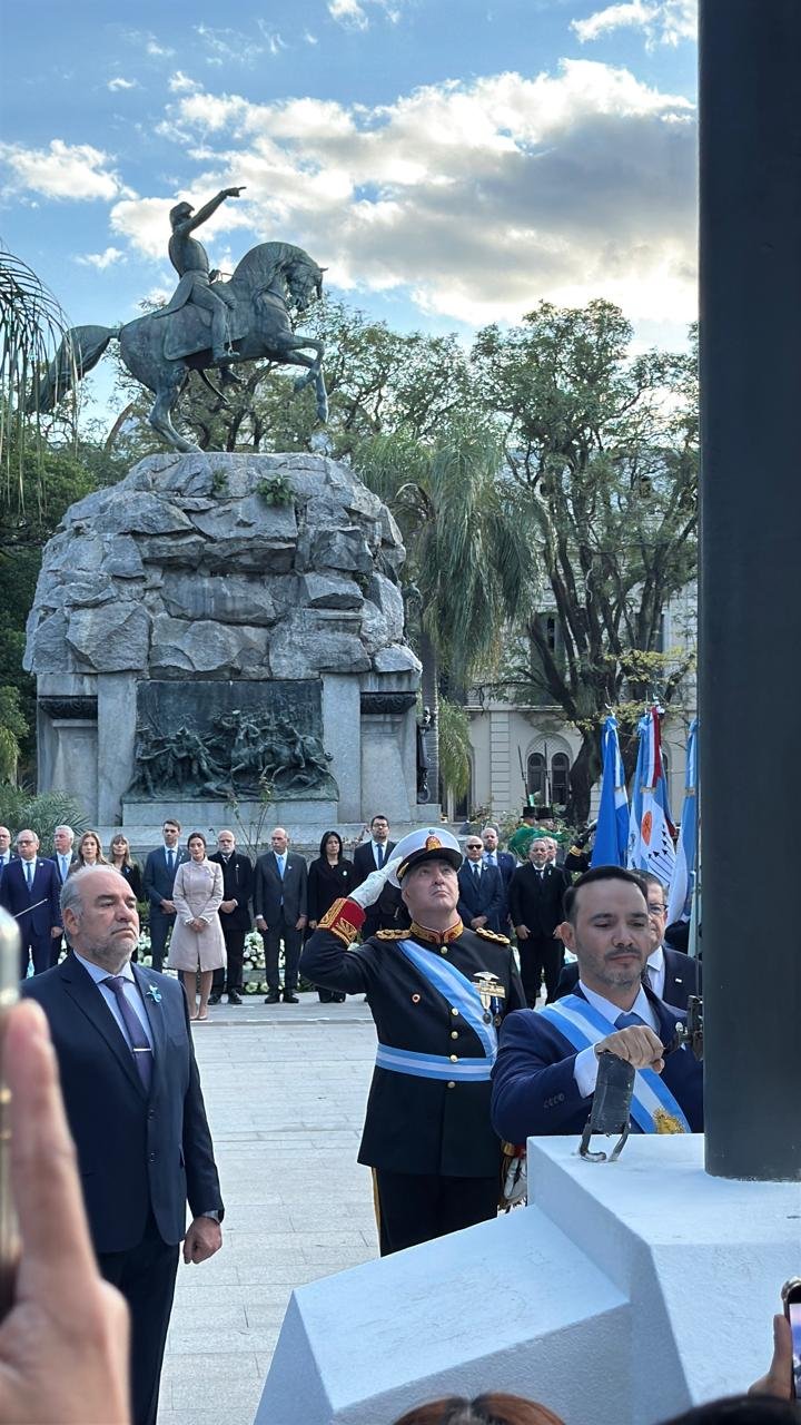 Autoridades en el izamiento del Pabellón Nacional en la Plaza 25 de Mayo, Corrientes