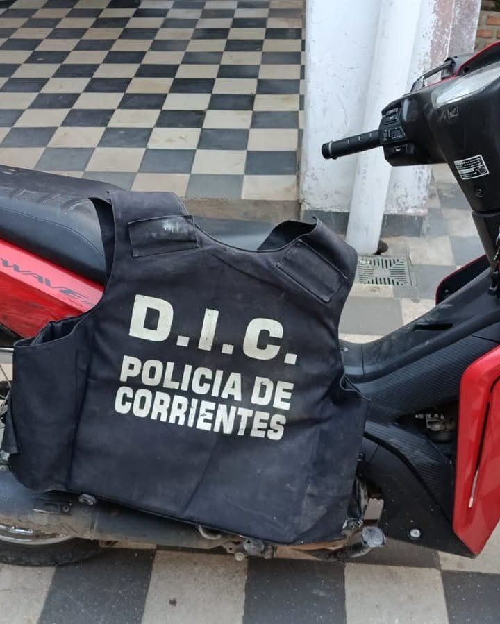 Policía en operativo de detención en Corrientes con tres iPhones incautados