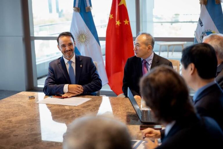 Gobernador Juan Pablo Valdés y embajador chino Wang Wei en el Centro Administrativo de Corrientes