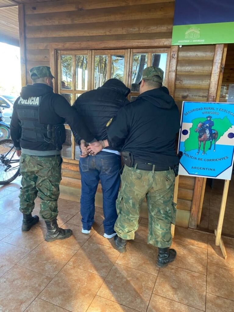 Efectivos policiales durante un allanamiento en Virasoro