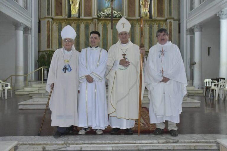 Misa de ordenación sacerdotal en la parroquia Santa Rita de Casia, Esquina
