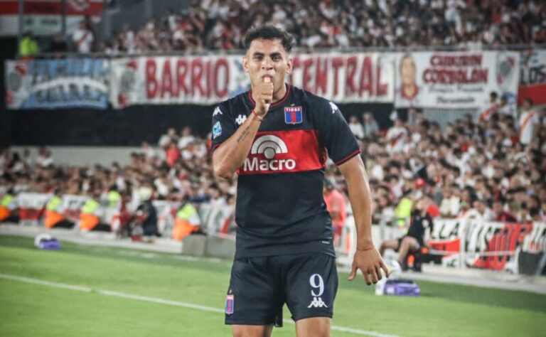 José David Romero, delantero de Tigre, durante un partido del torneo Apertura 2026
