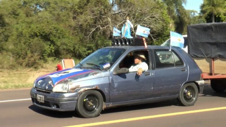 Peregrinos jinetes y carretas en la ruta hacia la Basílica de Itatí