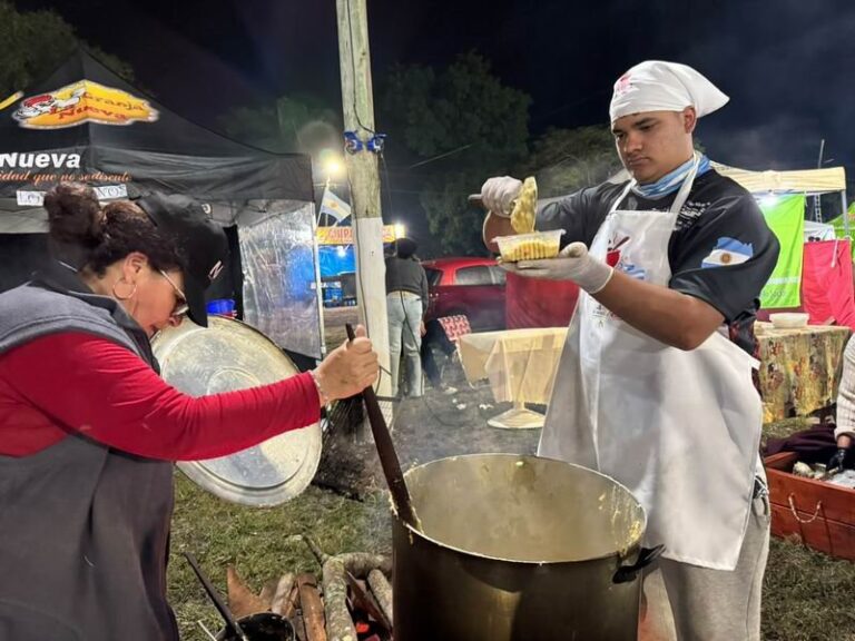 Asistentes degustando platos de mbaipy en la Fiesta Provincial del Mbaipy en El Sombrero, Corrientes