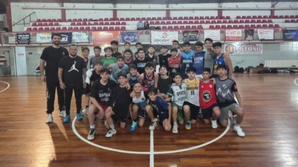 Jugadores de la selección infantil de básquetbol de Corrientes entrenando