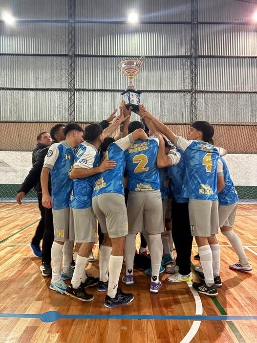 Equipo de futsal de Esquina celebrando el título provincial