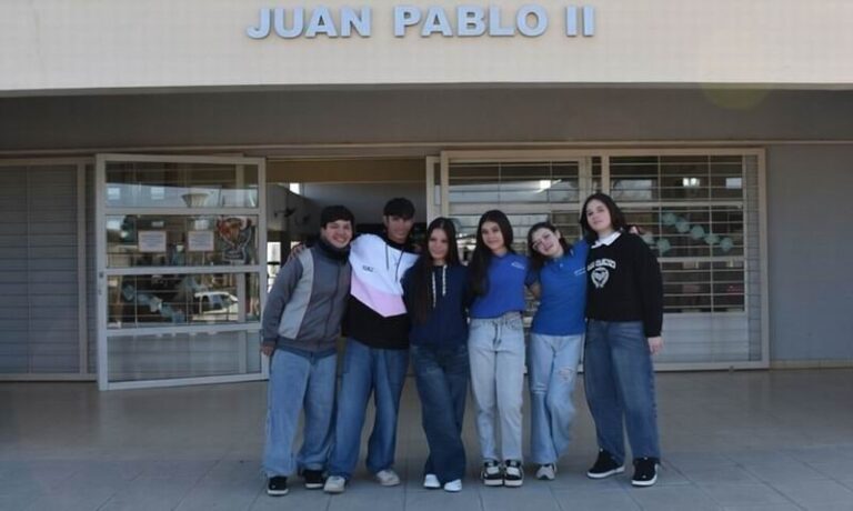 Estudiantes del Colegio Juan Pablo II durante la campaña solidaria Multiplicando Sonrisas en Monte Caseros