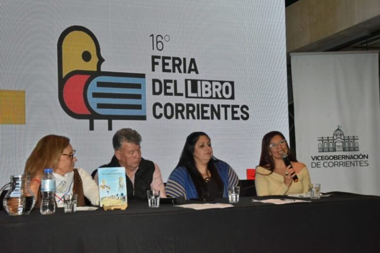 Conferencia sobre postulación de peregrinación de San Luis del Palmar a Itatí ante Unesco en la Feria Provincial del Libro
