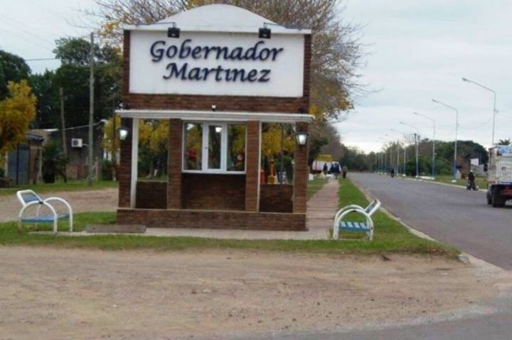 Desfile cívico-militar en avenida Bartolomé Mitre de Gobernador Martínez