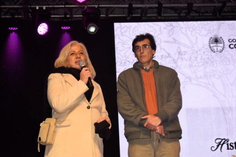 Leonor Benedetto y Alberto Favero en el escenario de la Feria del Libro de Goya