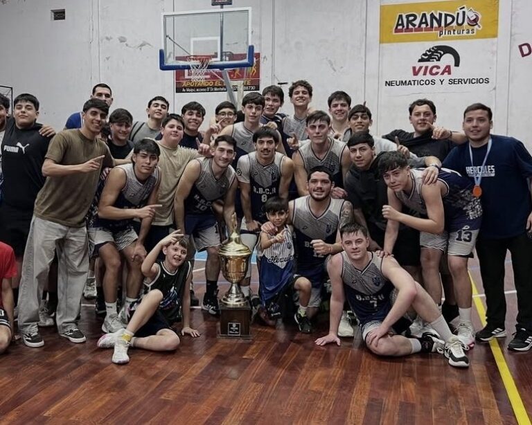 Jugadores de Hércules celebrando el título de la Copa Fabián Sosa en el Polideportivo Rafael Cañete