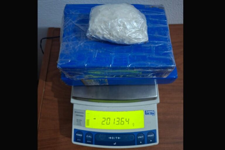 Motocicleta y paquetes de cocaína secuestrados en operativo de Gendarmería en Corrientes