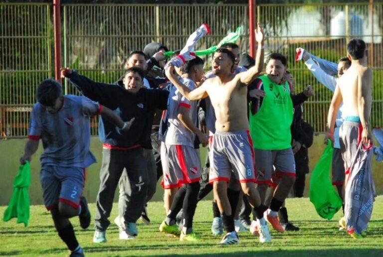 Jugadores de Independiente celebrando el campeonato de la categoría Reserva en el estadio de Boca Unidos