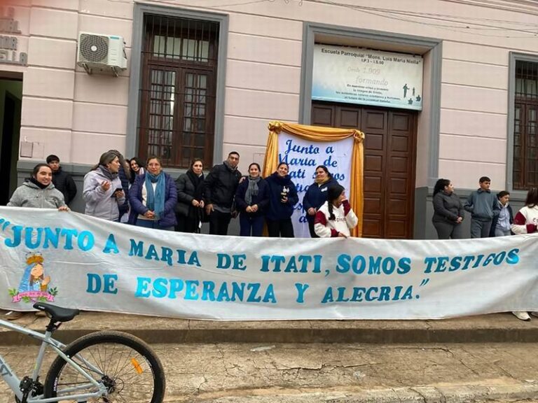 Imagen de la Virgen de Itatí con nuevo manto celeste y bordados dorados