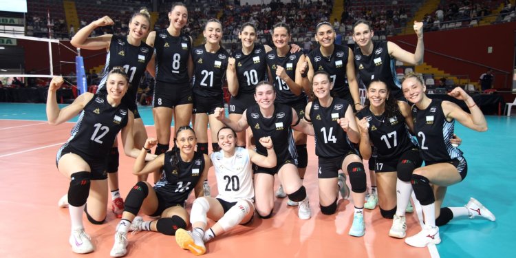 Las Panteras celebran la medalla de bronce en la Copa Sudamericana de vóley en Lima, Perú