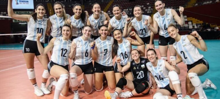 Jugadoras de la Selección argentina femenina de vóley celebrando un punto durante el partido contra Ecuador en Lima