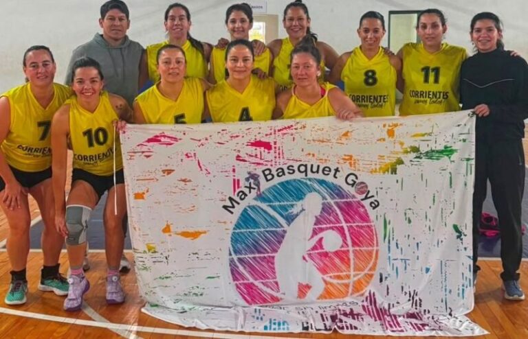 Equipo Las Yacarecitas celebrando el campeonato argentino de Maxibásquet +35