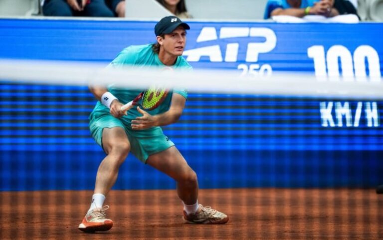 Lautaro Midón durante un partido de tenis en el ATP 250 de Bastad