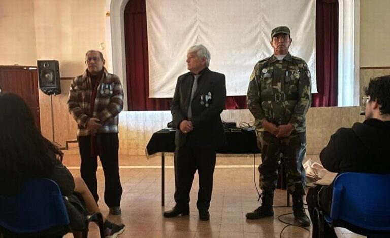 Excombatientes correntinos en presentación del documental Malvinas en cuerpo y alma en el Instituto Pío XI de Corrientes